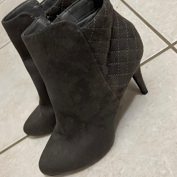 Size 9 & a half in good condition - Picture 1 of 3